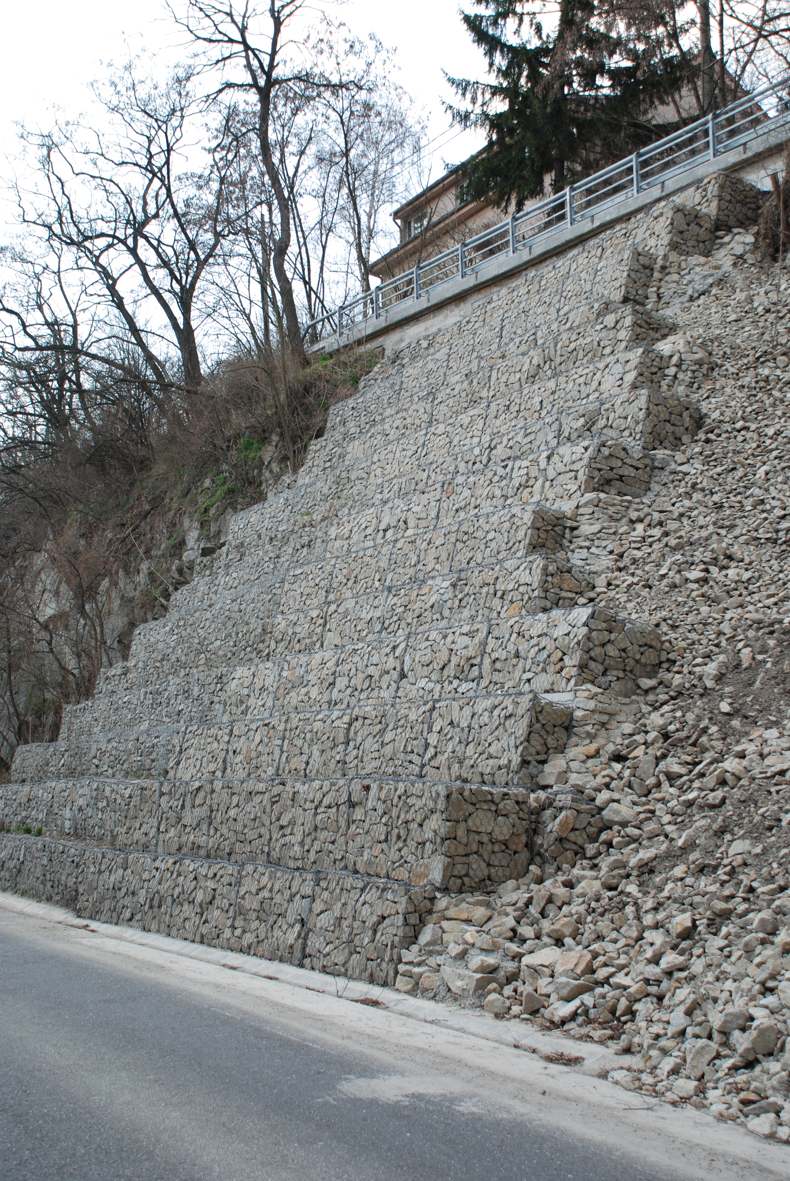 Bratislava Devínska cesta - stabilizovaný zosuv (14 m vysoký zárubný múr tesne po dokončení)