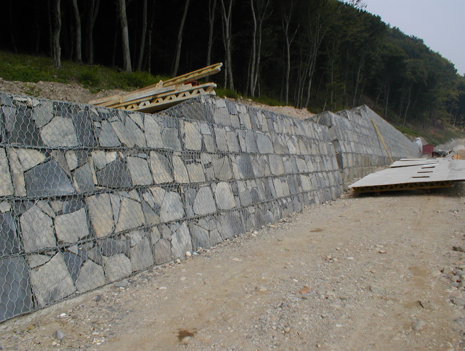 R1 Nová baňa-Žarnovica (oporný múr nad cestou tesne po dokončení)